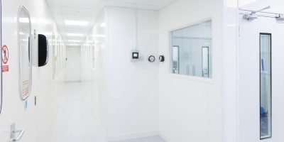 What factors influence the cost of assembling cleanrooms for medical device manufacture?