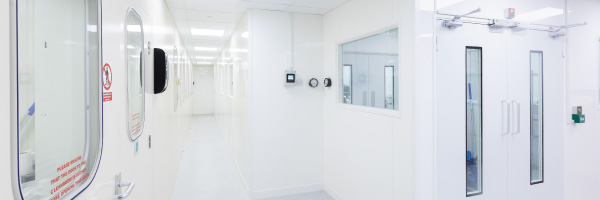 What factors influence the cost of assembling cleanrooms for medical device manufacture?